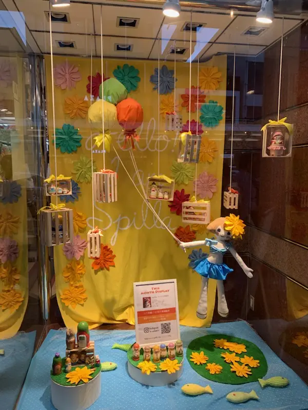 四条店　６月ショウウィンドウディスプレイ