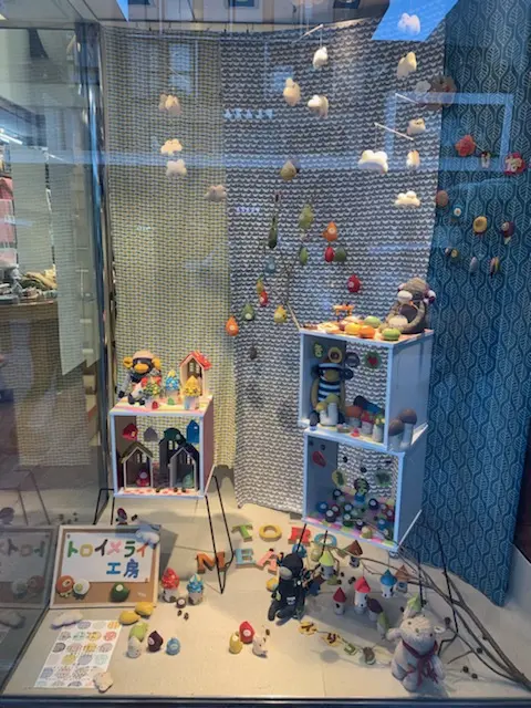 四条店　11月ショウウィンドウディスプレイ