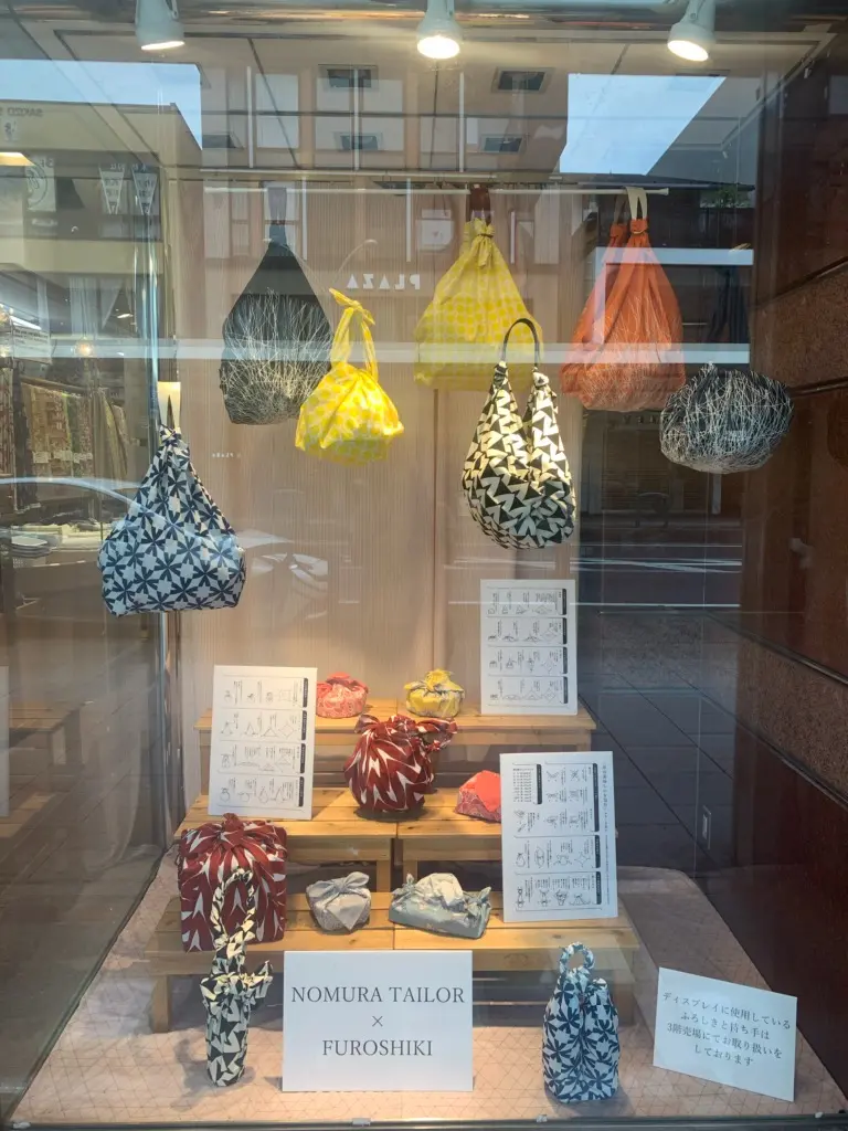 4月 四条店ショウウィンドウディスプレイ