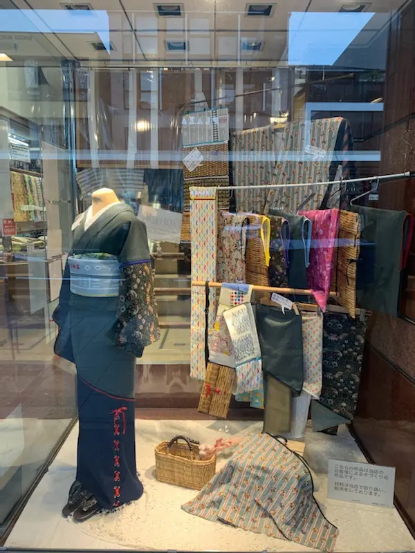 7月 四条店ショウウィンドウディスプレイ