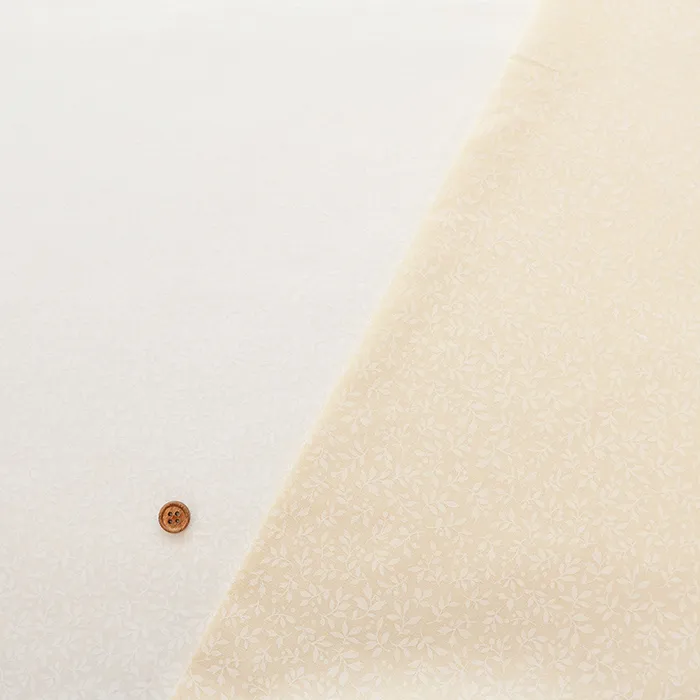 コットンシーチングラッカープリント生地　リーフフラワー