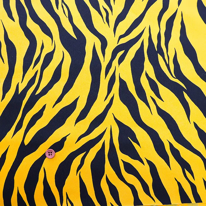 コットンツイルプリント生地　トラ