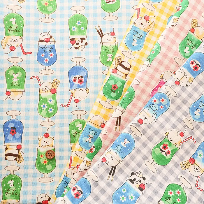 コットンオックスプリント生地　Delicious animal Retro　クリームソーダ