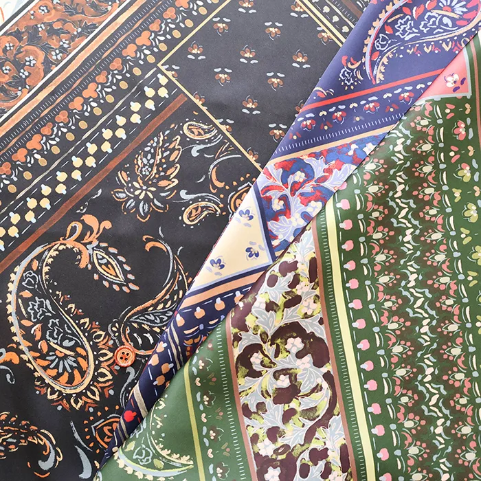 イタリア製　ポリエステルインクジェットサテンプリント生地　ペイズリー