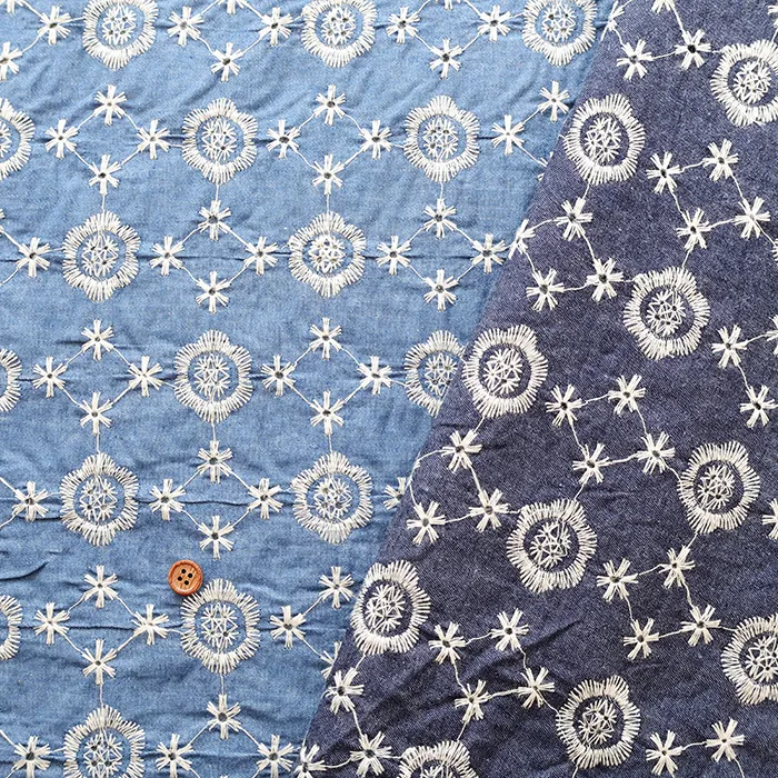 コットンインディゴライトデニム　エンブロイダリーレース生地