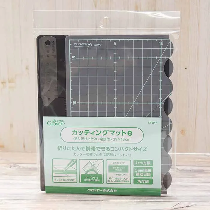 クロバー　カッティングマットe　【B5折りたたみ・定規付】29×18cm