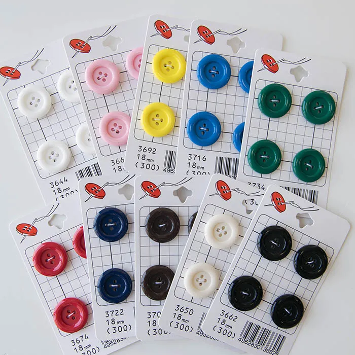 プラスチック　４つ穴ボタン18ｍｍ