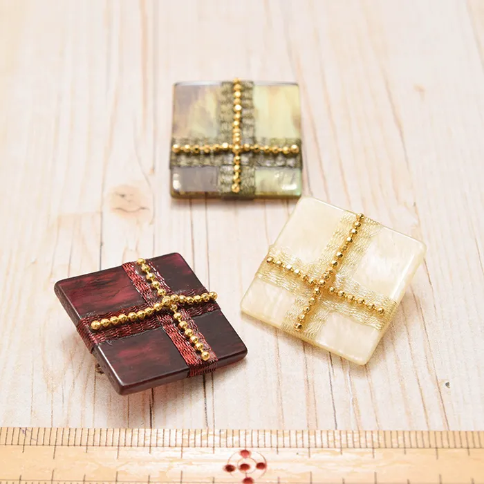 スクエアプレゼントボタン　34mm