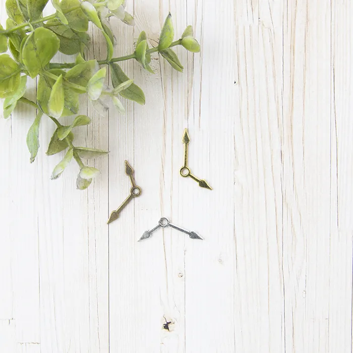 金属チャーム 時計の針 25mm