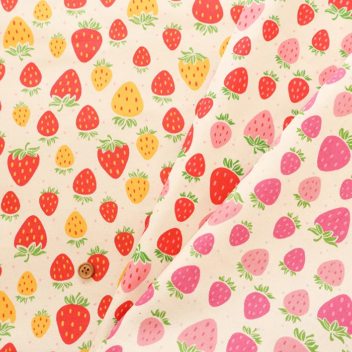 コットンオックスプリント生地　カス残し　いちご