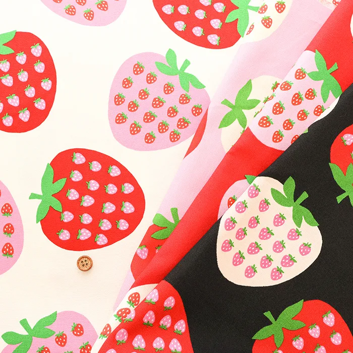 コットンオックスプリント生地　ストロベリーinストロベリー